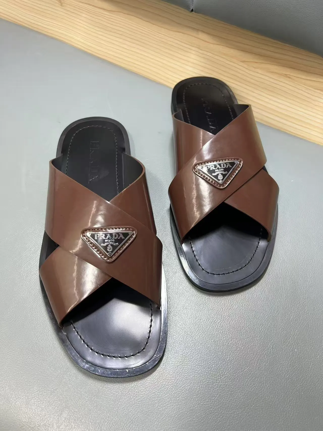 340💰PRADA Prada’s latest slippers are synchronized with the official website. This slipper is made of the brand’s unique and iconic Saffiano leather. The brand logo jumps out from the double straps, and the brand style is clearly visible. Cowhide gives men elegant charm and functional design, making it an ideal choice for vacation and leisure. Size:38-45